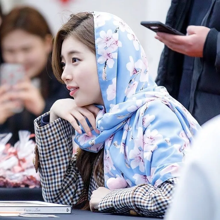 Penampilan cantik Suzy mengenakan hijab. © Instagram/softsuzy