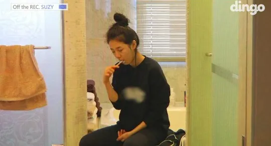 Suzy Miss A dalam acara reality show terbarunya. ©koreaboo.com