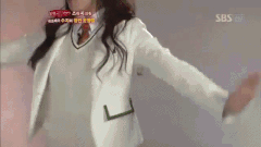 Gerakan olahraga penguin yang dilakukan Suzy Miss A. ©koreaboo.com