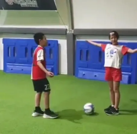 Song Ji Ah dan adiknya saat bermain sepak bola. © Koreaboo.com