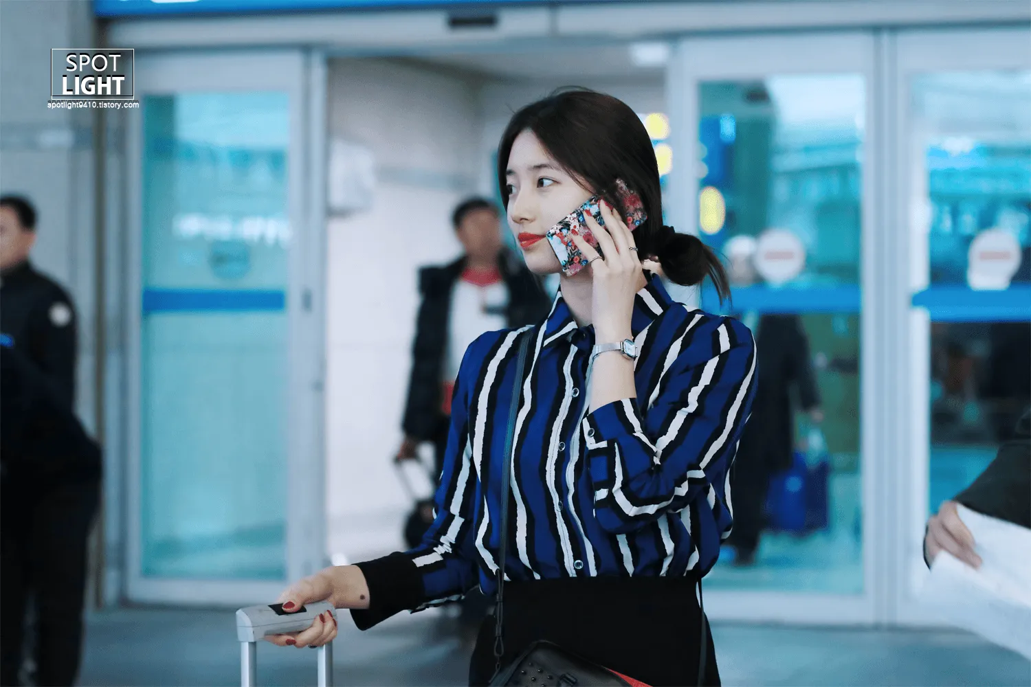 Casing HP milik Suzy yang jadi pembicaraan netizen. © koreaboo.com