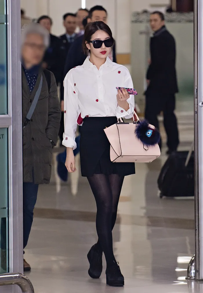Berkat Suzy, perusahaan produsen casing floral ini langsung dibicarakan. © koreaboo.com