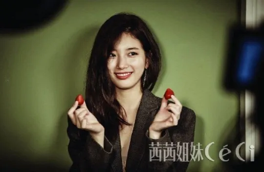 Suzy Miss A tampil berani dengan memperlihatkan belahan dada. ©kpopherald.com