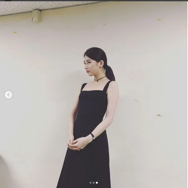 Dalam postingan terbaru Suzy ini, fans lebih banyak yang menuliskan komentar soal putusnya yang idola dari Lee Min Ho. © Instagram/skuukzky