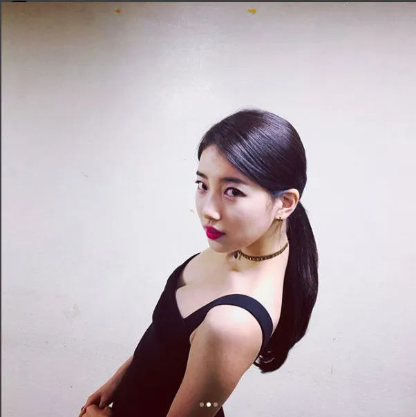 Suzy tampil dengan lipstick bold. © Instagram/skuukzky