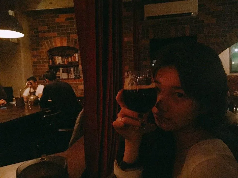 Suzy bersantai sejenak sebelum melakukan promo drama terbarunya WHILE YOU WERE SLEEPING. © Instagram/skuukzky