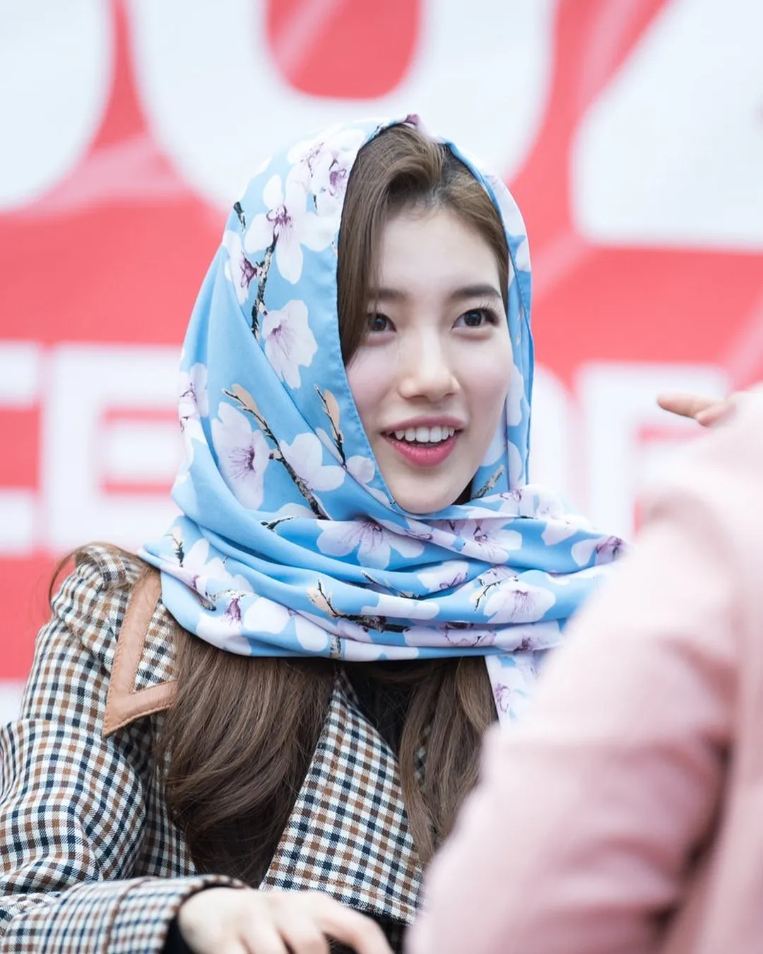 Rizky Yuliani penggemar asal Indonesia memberikan kado berupa hijab pada Suzy. © Instagram/laura.baekim