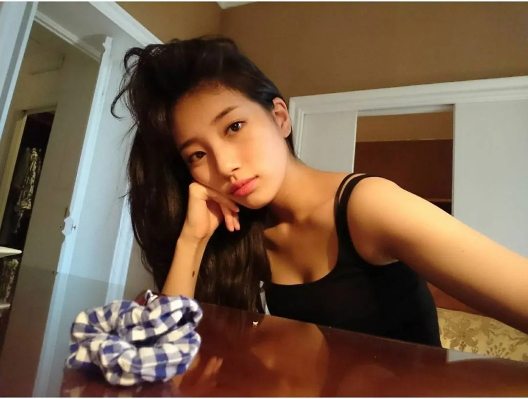 Suzy tetap cantik dengan wajah polos tanpa makeup. © Instagram/skuukzky