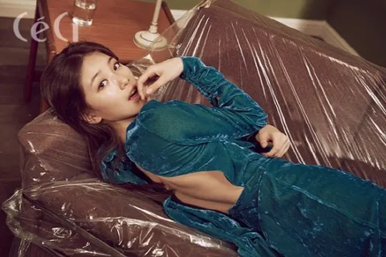 Suzy berpose cantik dengan gaun backless. ©Ceci Magazine