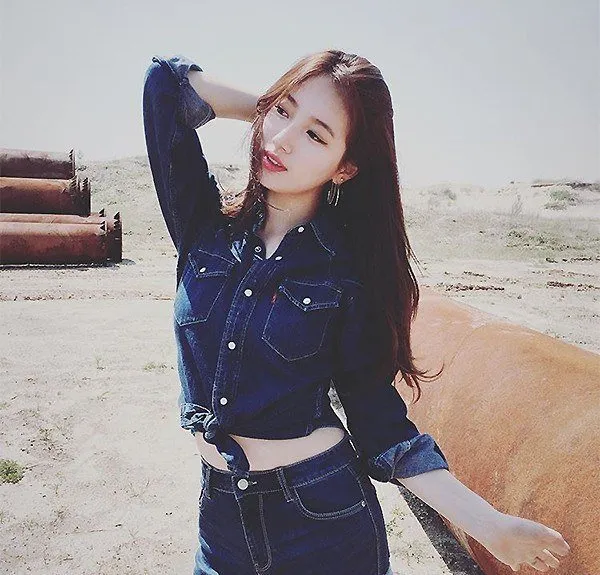 Suzy tampil hot dengan jeans © instagram.com/skuukzy