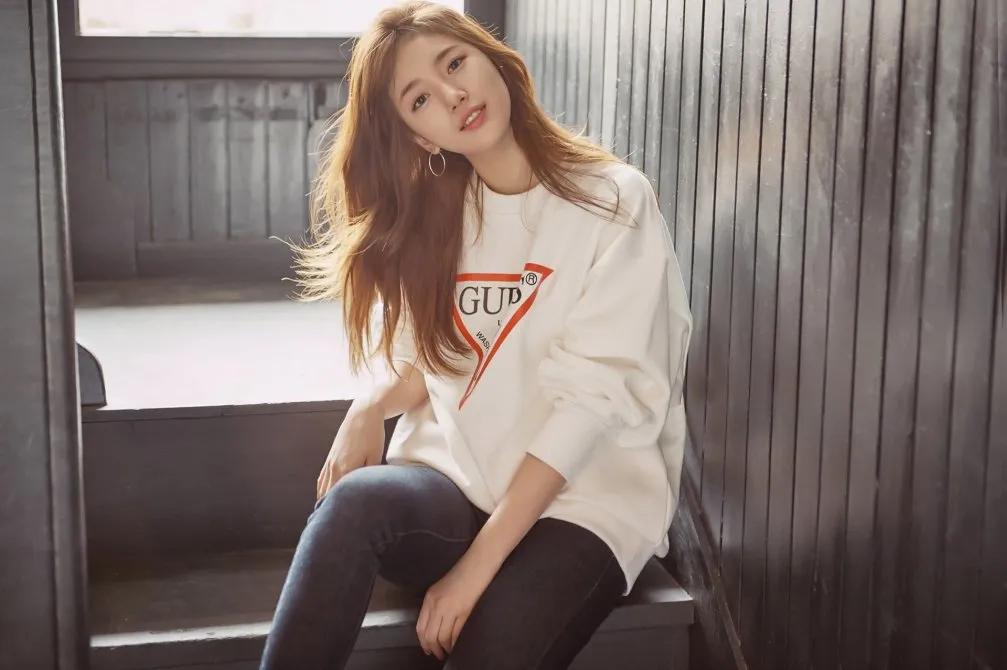 Salah satu foto Suzy untuk Guess © Guess