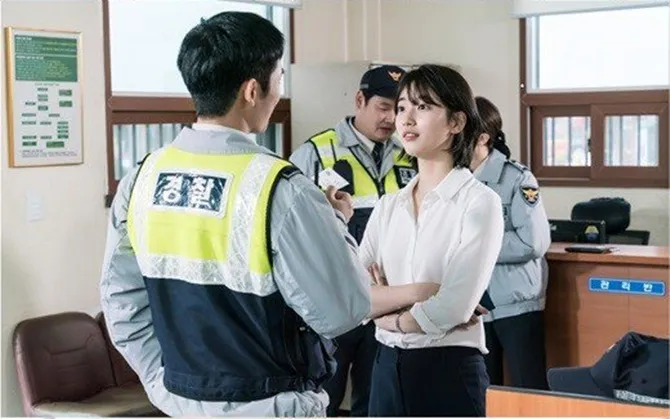 Nam Hong Joo saat mencari berita di kantor polisi © SBS