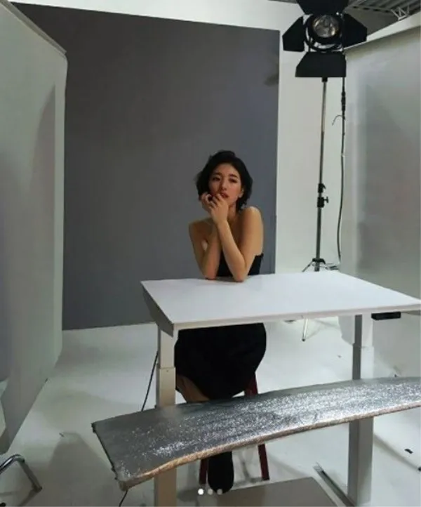 Suzy Miss A merilis foto b-cut dari pemotretannya. ©Instagram/skuukzky