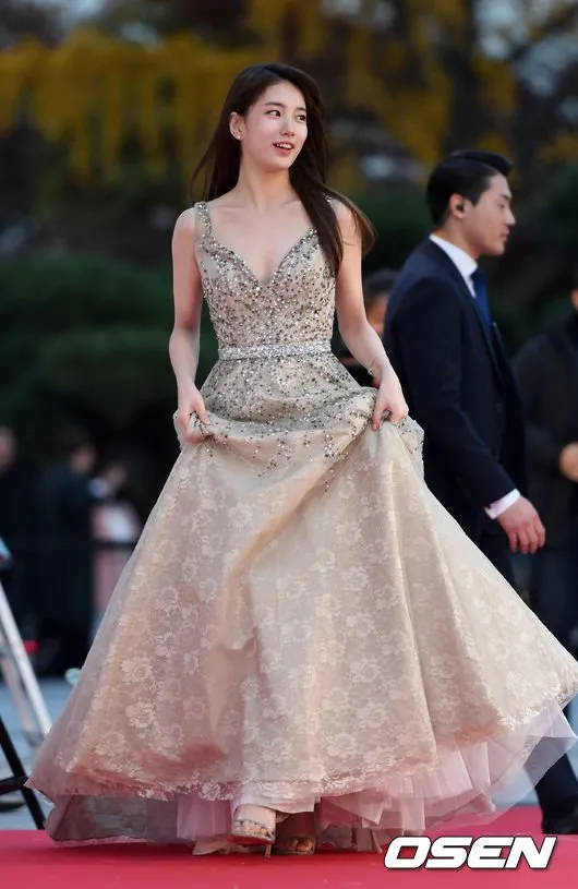 Suzy Miss A memilih gaun bak princess di red carpet 2016 Asia Artist Awards. ©OSEN