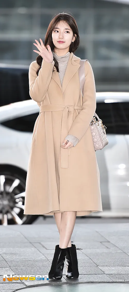 Suzy menyapa ramah media dan penggemar yang menantikannya di bandara. ©newsen.com