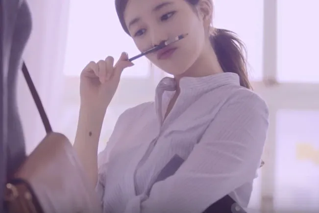Suzy menjelma jadi seorang desainer untuk iklan terbaru. ©soompi.com