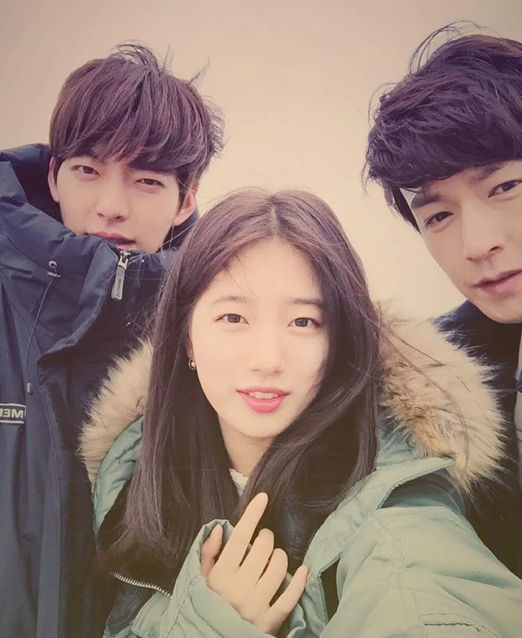 Suzy Miss A posting selfie bareng Kim Woo Bin. ©Instagram/skuukzky