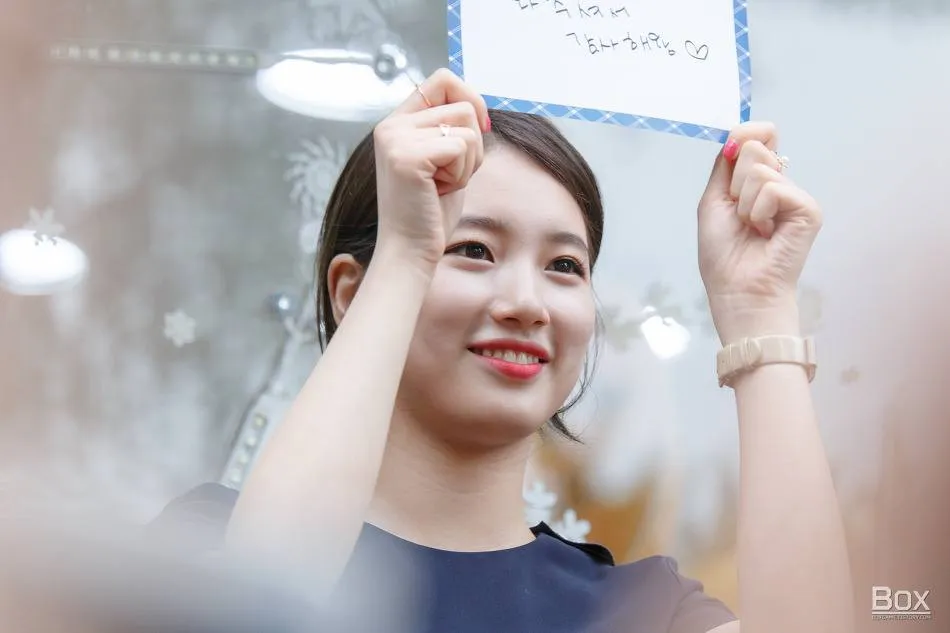 Suzy Miss A meminta maaf pada fans karena merasa tampil dengan wajah bengkak. ©koreaboo.com
