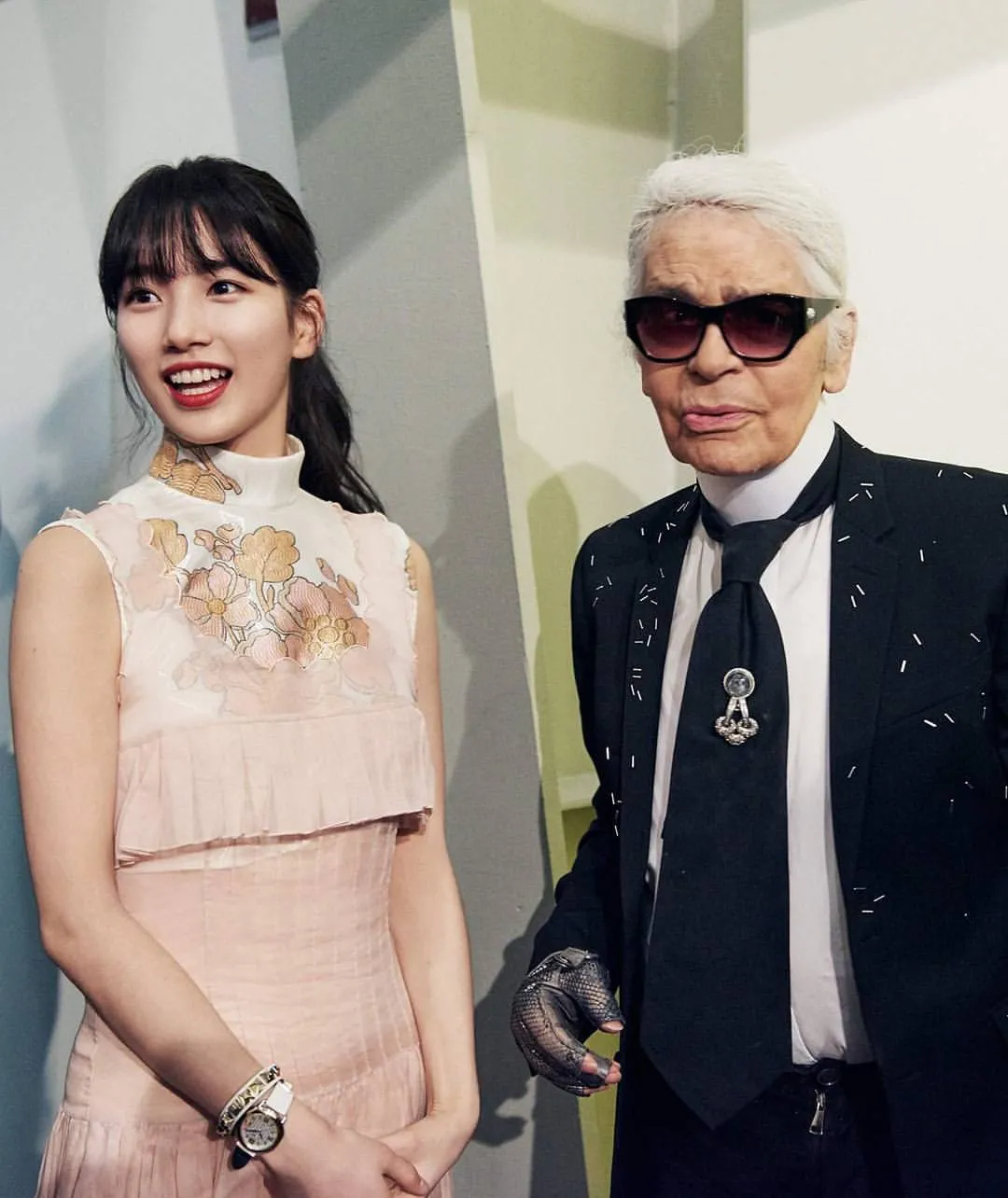 Suzy Miss A bersama Karl Lagerfeld di Milan Fashion Week. ©Instagram/withsuzy