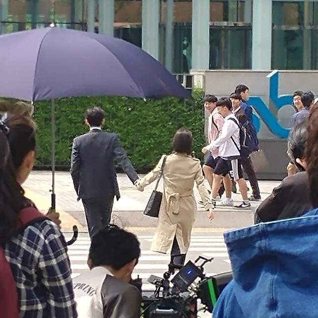 Suzy Miss A dan Lee Jong Suk bergendengan tangan. ©wyws DC