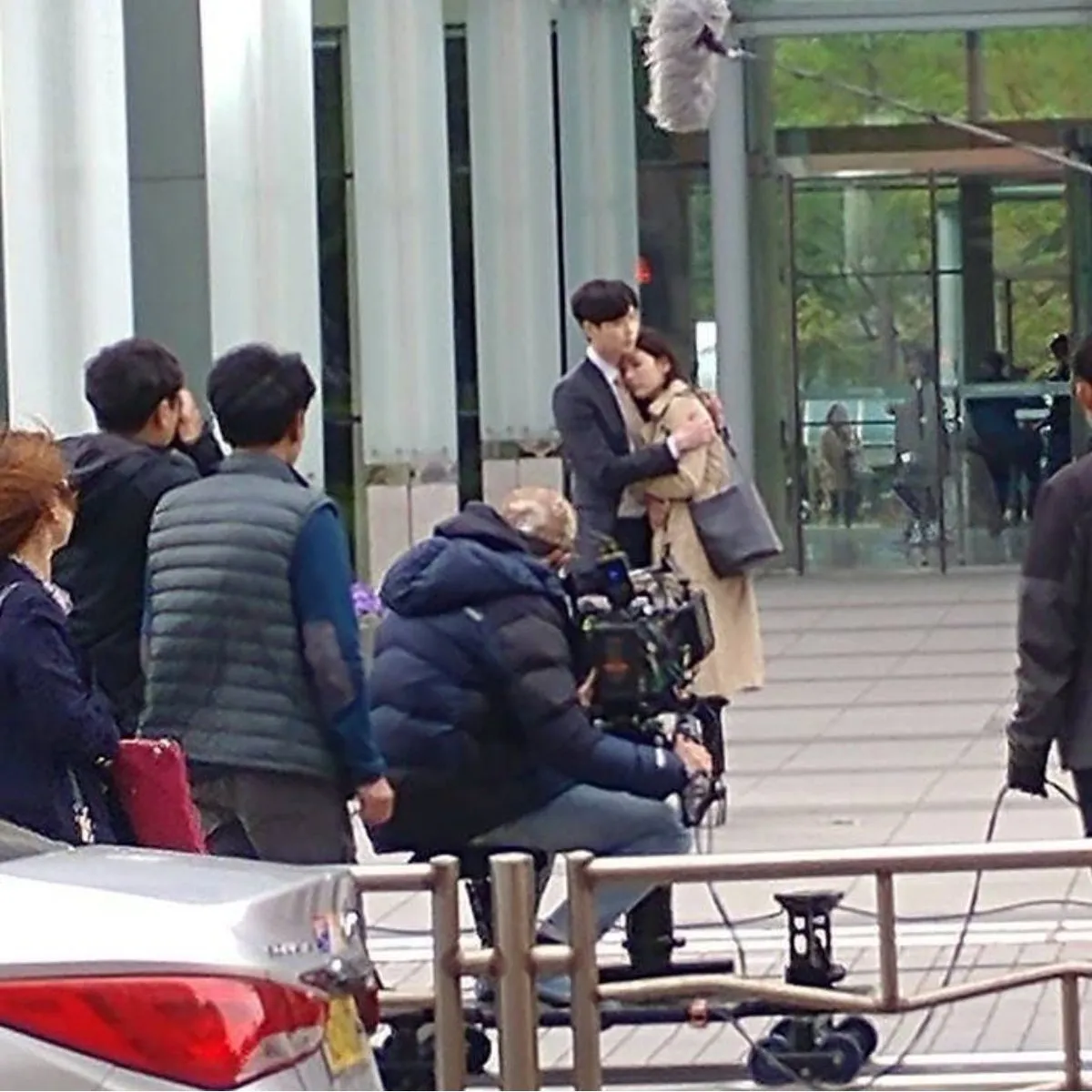 Lee Jong Suk peluk Suzy syuting WHILE YOU WERE SLEEPING. ©zhongyishuo