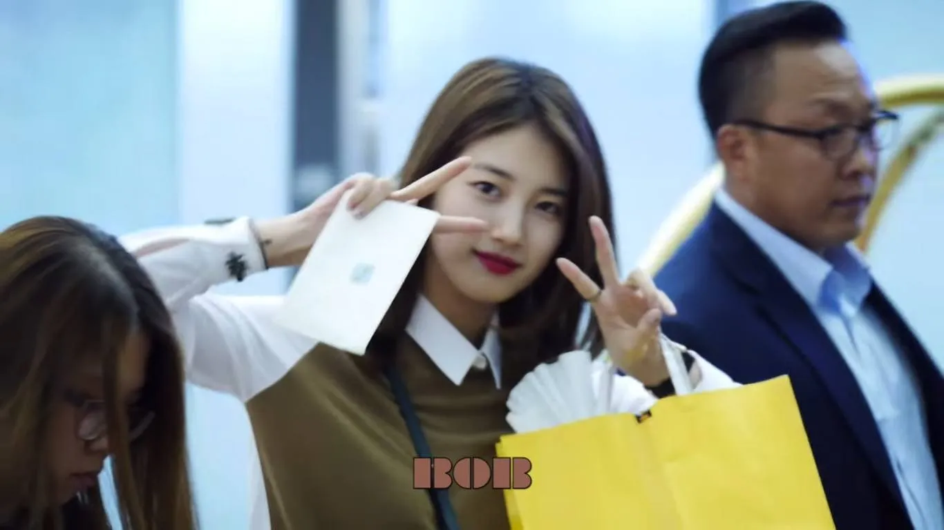 Sosok Suzy di bandara yang membuat netizen terpesona. © Koreaboo.com