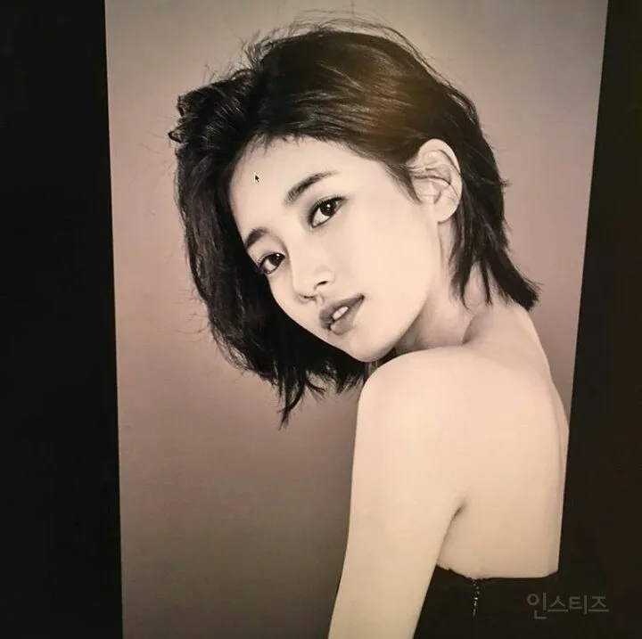Suzy membuktikan kalau pesona cantiknya di pemotretan bukan dari hasil photoshop. © Instagram/skuukzky