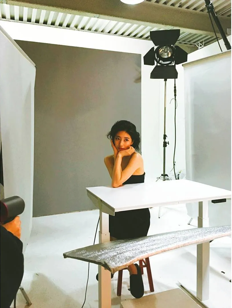 BTS pemotretan Suzy Miss A yang tetap terlihat cantik. © Instagram/skuukzky