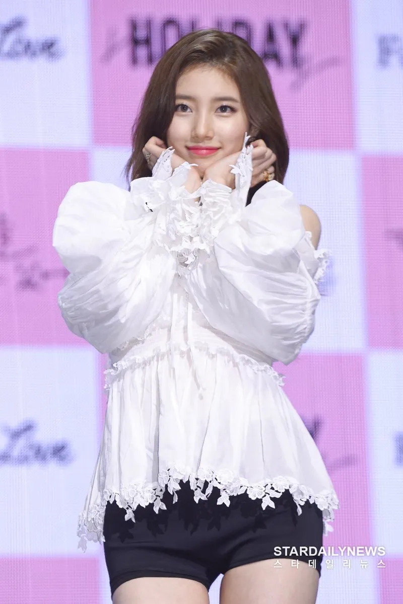 Suzy saat tampil di showcase © Star Daily News