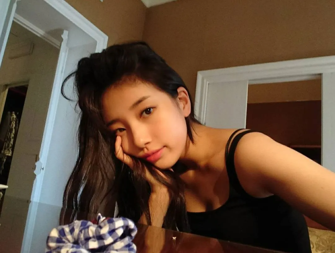 Suzy Miss A memamerkan selfie dengan wajah tanpa make up. ©  Instagram/skuukzky
