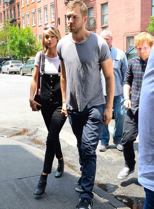 Swift dan Calvin gandengan di depan Ed Sheeran @ dailymail.co.uk