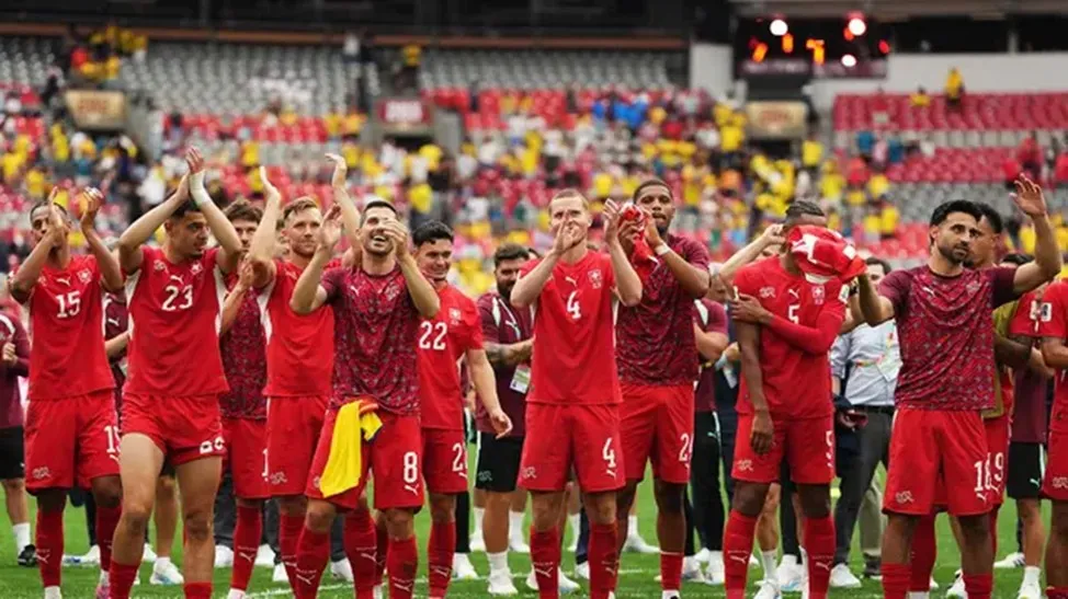 Para pemain Swiss memberi hormat kepada para supporter setelah memenangkan adu penalti dalam pertandingan sepak bola babak 16 besar antara Swiss dan Kolombia di Vancouver, British Columbia, Selasa, 7 Juli 2026. (AP/ The Canadian Press/ Ethan Cairns)