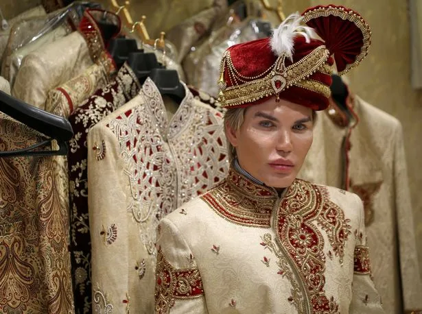 Rodrigo Alves, pria asal Brazil yang sangat terobsesi untuk menjadi Ken hidup © mirror.co.uk