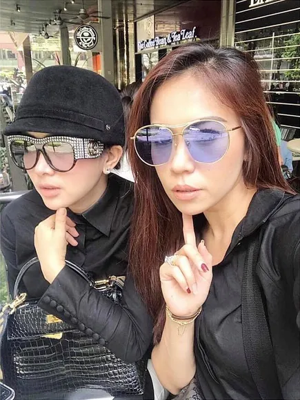 Bersama dengan kawan dekatnya, Syahrini tengah menikmati jalan-jalan santai di Singapura. /©instagram.com/princessyahrini