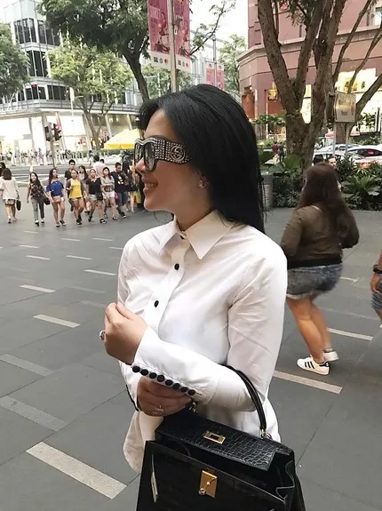 Kacamata cantik menambah kemewahan penampilan Syahrini. So stunning! /©instagram.com/princessyahrini