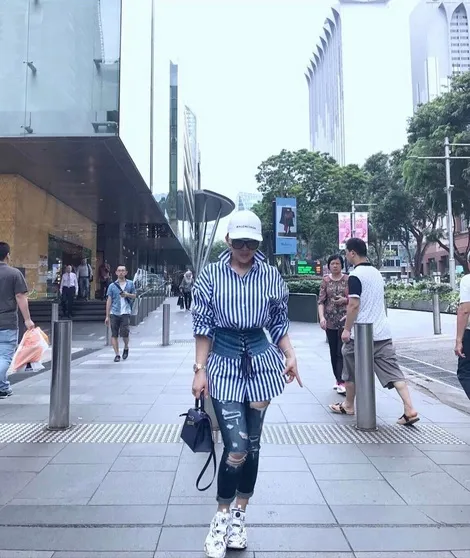 Gaya kasual namun tetap chic dari Syahrini ini pasti bisa bikin terpukau! /©instagram.com/princessyahrini
