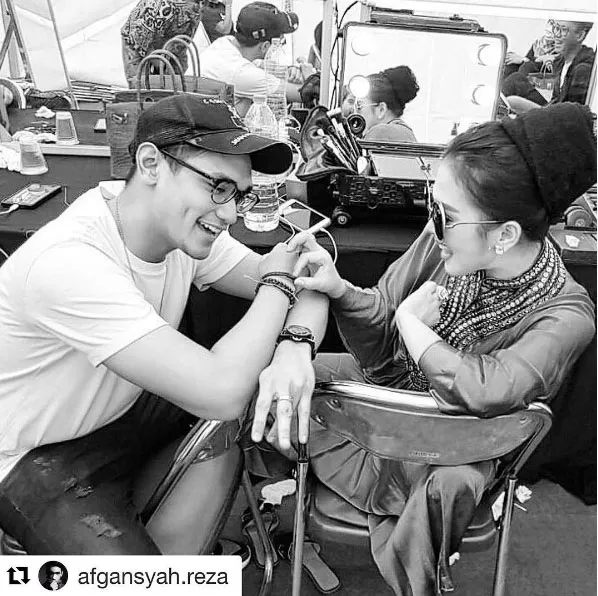 Afgan dan Syahrini terlihat bercanda saat sama-sama berada di backstage © Instagram.com/princessyahrini