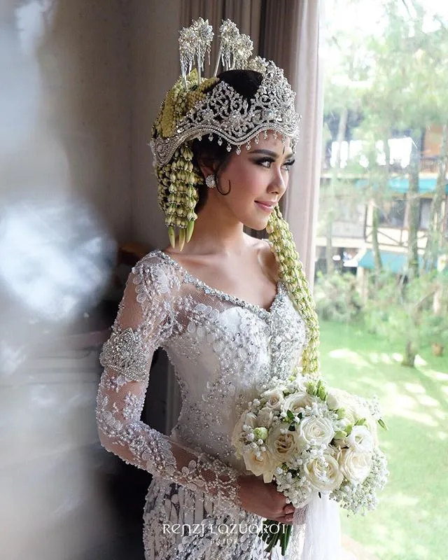 Kebaya Syahnaz hasil rancangan Renzi Lazuardi ©instagram/renzilazuardi