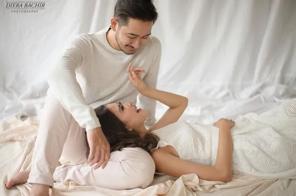 Mesra, Syahnaz berpose tidur di pangkuan Jeje. /©instagram.com/dierabachir