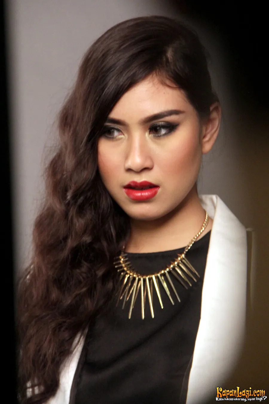 Syahnaz lebih sering menjawab tidak tahu saat ditanya tentang detail pernikahan Raffi. ©foto: Acat