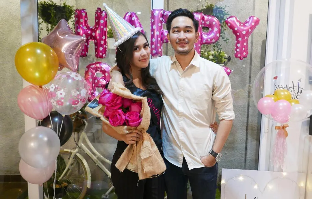 Momen manis Jeje beri kejutan pesta ulang tahun untuk Syahnaz. /©instagram.com/syahnazs