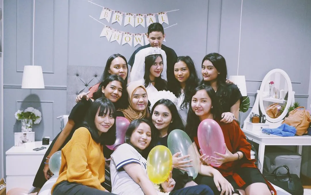 Keceriaan Syahnaz bersama teman-teman dekatnya yang beri kejutan bridal shower. Credit: via instagram.com/syahnazs