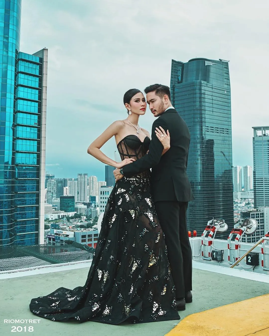 Prewed Syahnaz dan Jeje tampil glamor! Credit: via instagram.com/syahnazs
