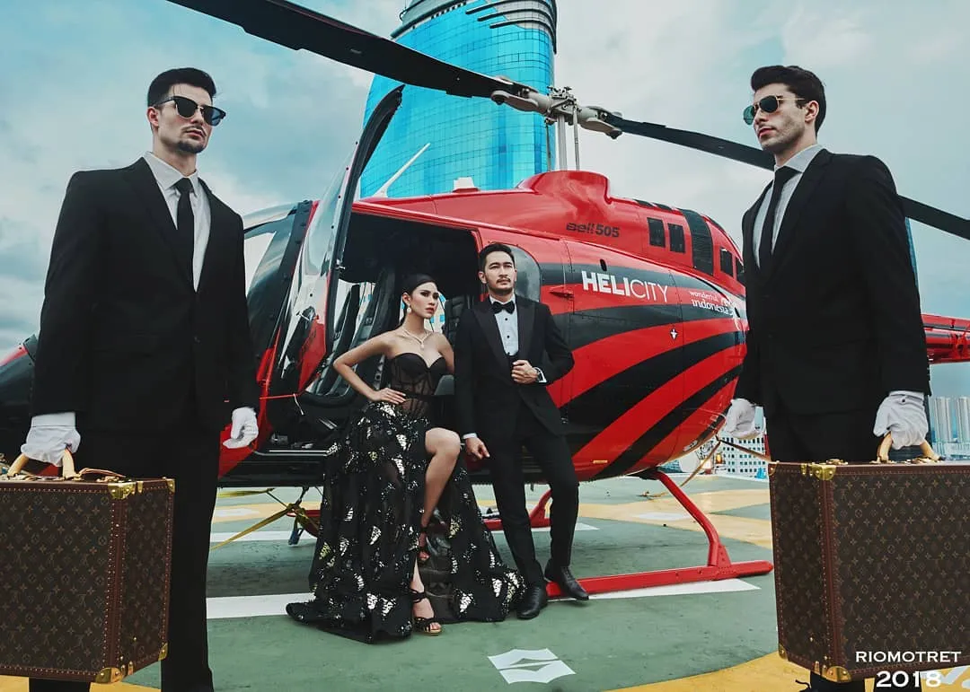 Gaya glamor Syahnaz dan Jeje berpose bersandar di sebuah helikopter! Credit: via instagram.com/riomotret