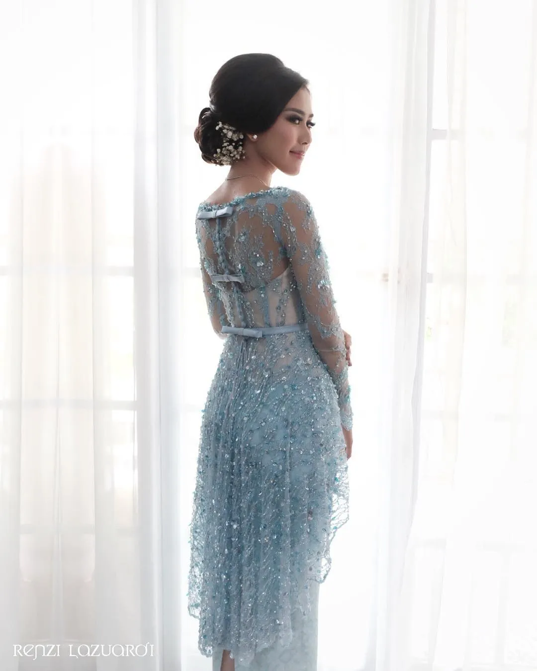 Busana sampai aksesoris yang saling melengkapi untuk penampilan cantik Syahnaz. /©instagram.com/renzilazuardi