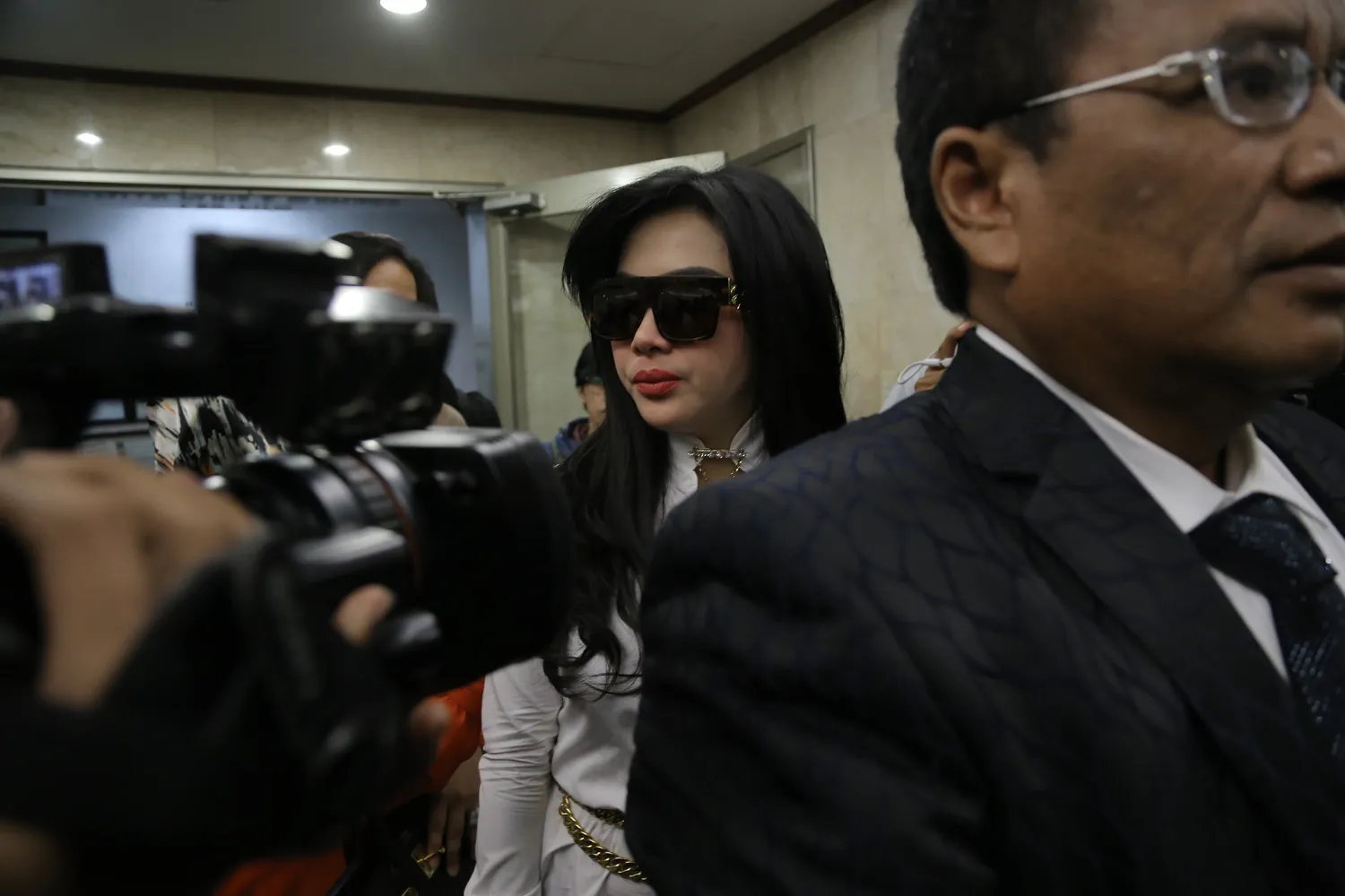 Diperiksa polisi, Syahrini malah ditanya soal pacar. ©Agus Apriyanto