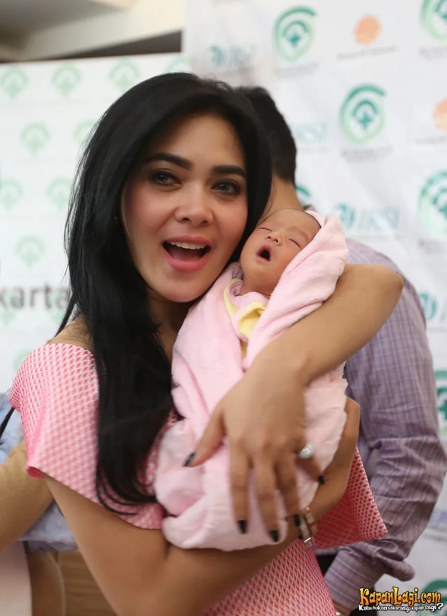 Syahrini menyebut dua ponakan kembarnya memiliki mata abu-abu seperti bule. ©KapanLagi.com®/Budy Santoso