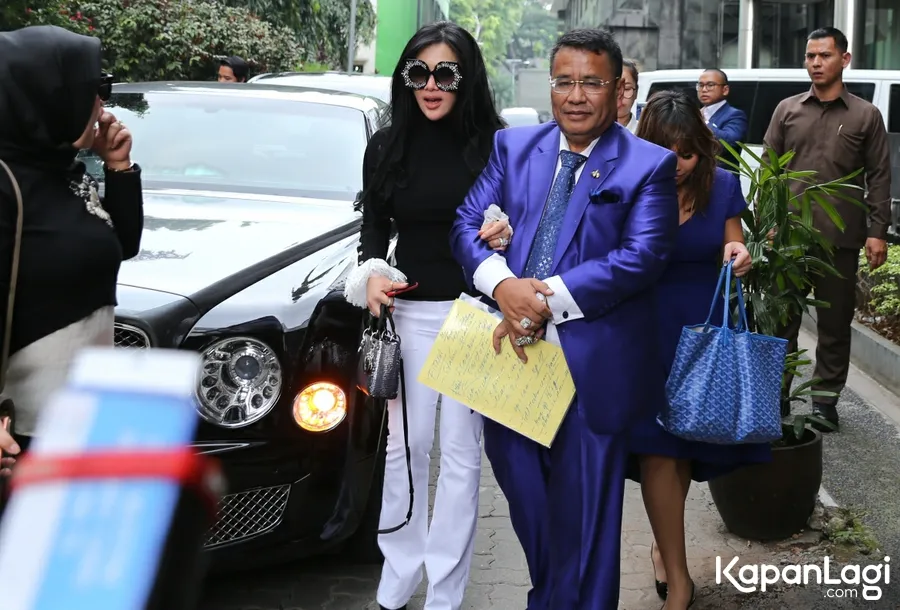 Syahrini didampingi oleh Hotman Paris Hutapea saat memenuhi panggilan polisi. ©KapanLagi.com/Agus Apriyanto