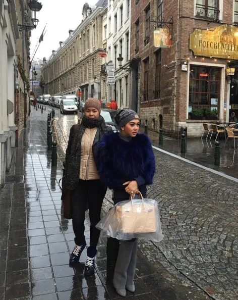Syahrini amankan tas dengan plastik ©instagram/princessyahrini