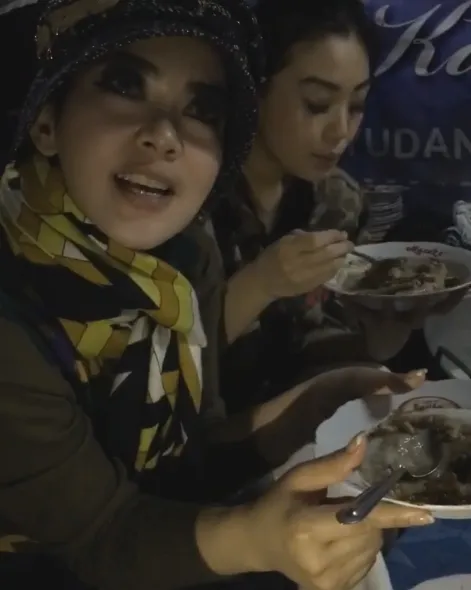 Syahrini makan di pinggir jalan ©instagram/princessyahrini